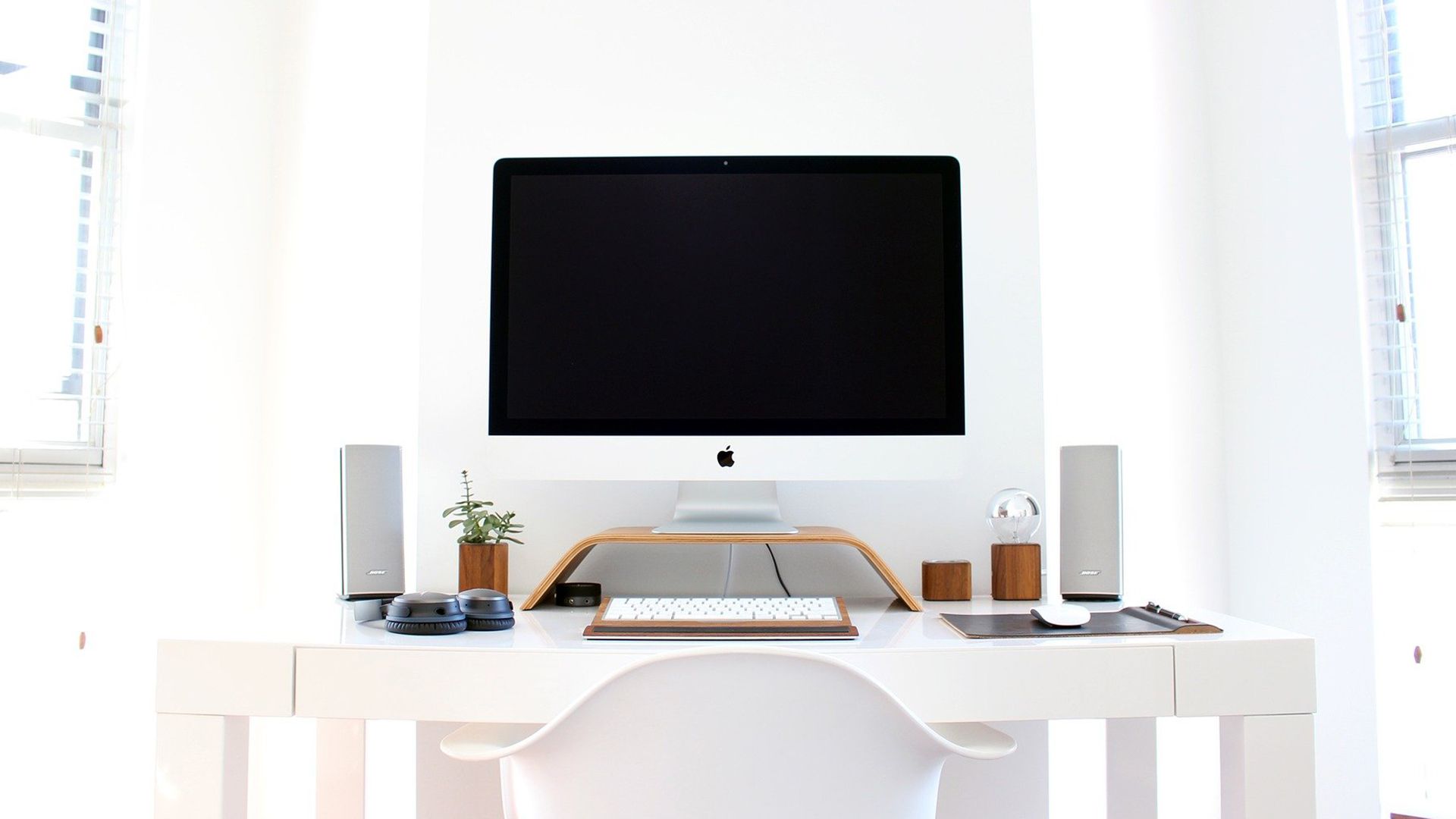 Screen workplace, VDU workplace, home office, screen work, monitor work, light at the workplace, light at the monitor, lighting in the office, good light in the home office, LED lighting, work light at home, work light